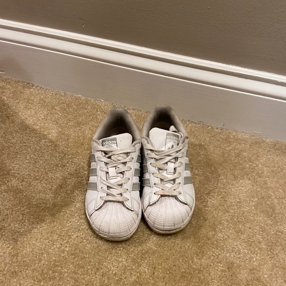 Toddler girl adidas shell toe size 12 - Picture 5 of 7